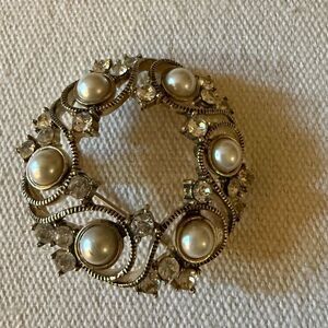 Vtg Monet Signed Crystal Faux Pearl Cabochon Circle Wreath Gold Plated Brooch.